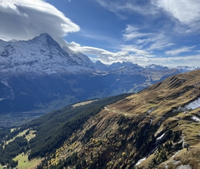 蔚蓝天空巍峨山脉风光摄影图片